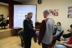 Вручение памятных подарков
