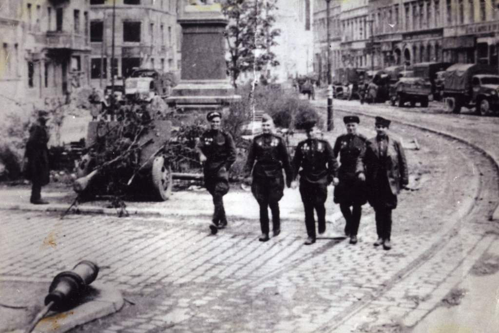 По берлинской мостовой_1945_мужиков283.jpg По берлинской мостовой_1945_мужиков283.jpg
